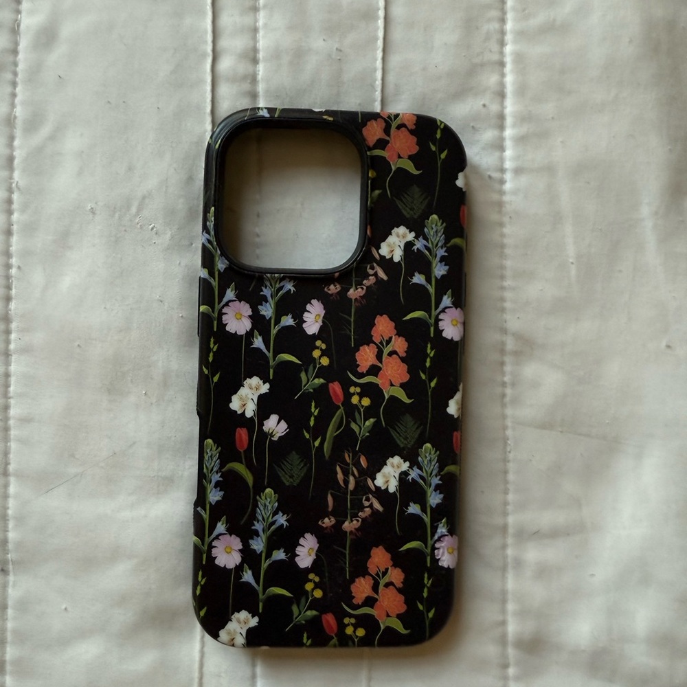 Casely iPhone16 Pro Floral Black Phone Case